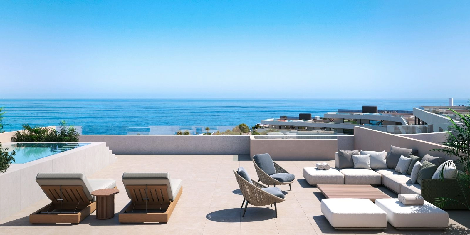 En rummelig tagterrasse med privat pool, der byder på betagende panoramaudsigt over havet.