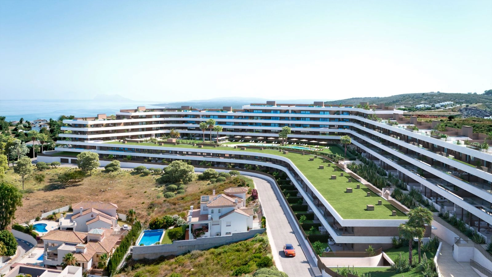 Et luftfoto af bebyggelsens moderne arkitektur, der ligger smukt i Costa del Sols landskab.