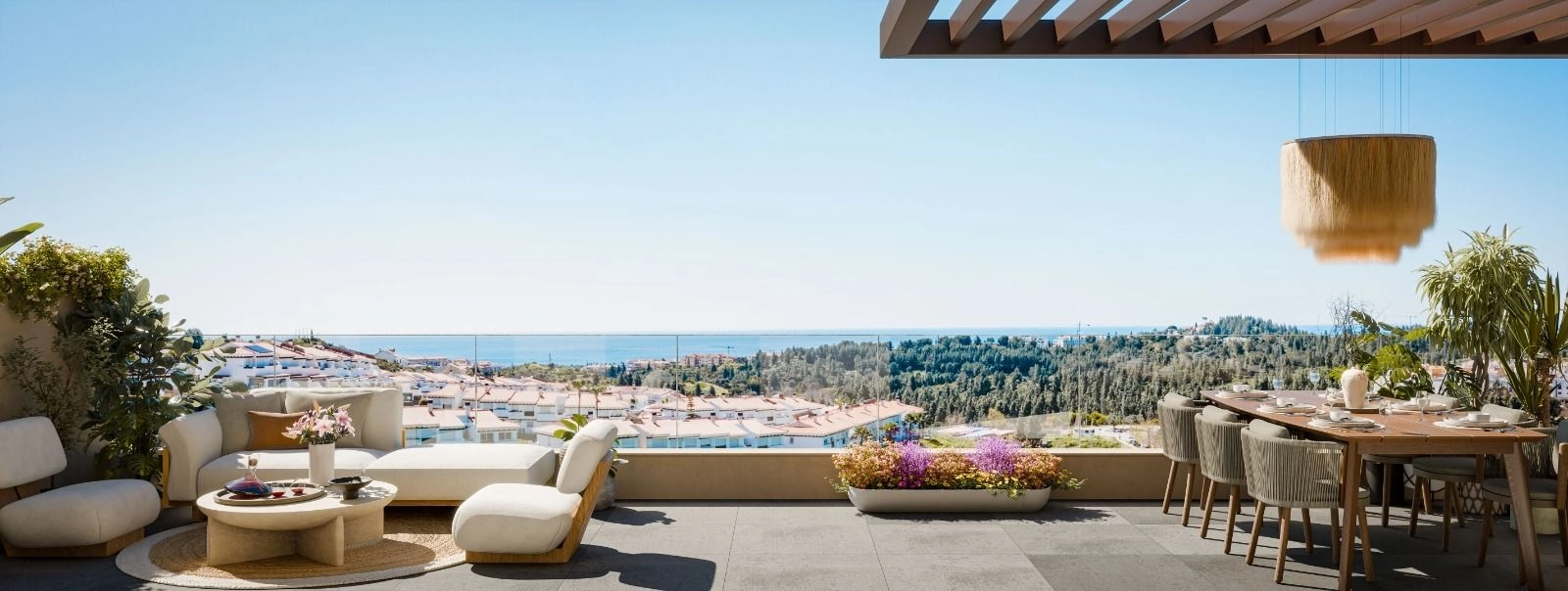 Rummelige terrasser designet til spisning og afslapning med panoramaudsigt over havet og Costa del Sol.