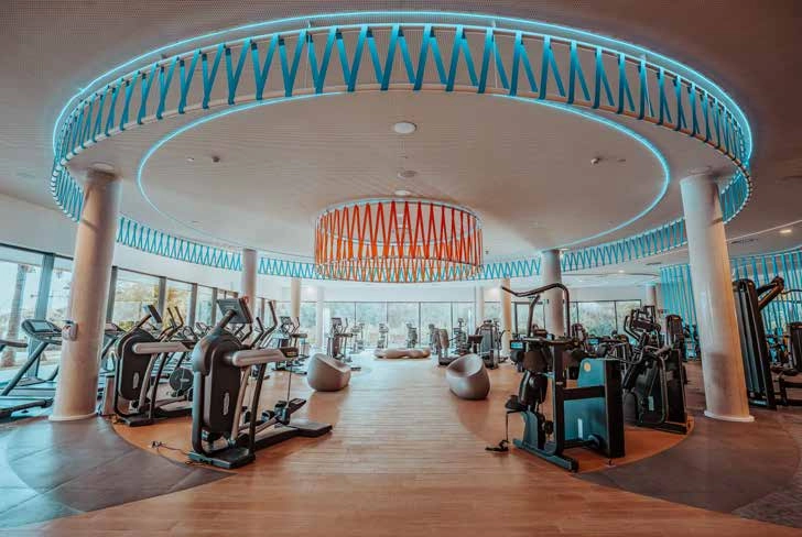Det topmoderne fitnesscenter inden for den eksklusive Higuerón Sport Club.