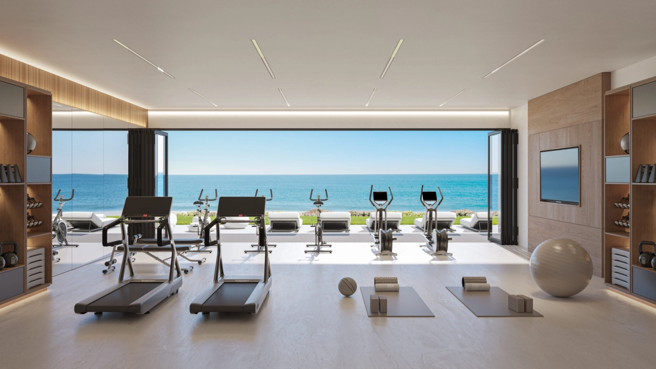 Det topmoderne fitnesscenter tilbyder et inspirerende rum til at opretholde din wellness-rutine, komplet med havudsigt.