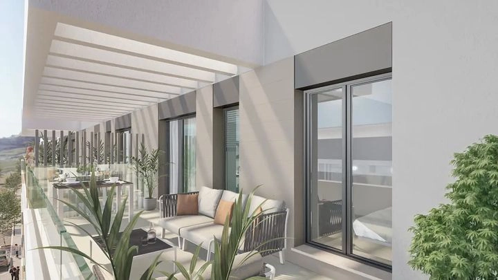 Rummelige terrasser er designet til at nyde middelhavsklimaet og udendørslivet.