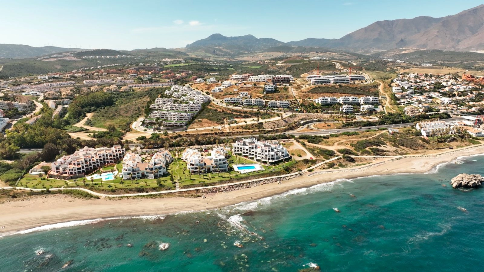 En uovertruffen beliggenhed på Costa del Sol, kun få øjeblikke fra de smukke middelhavsstrande.