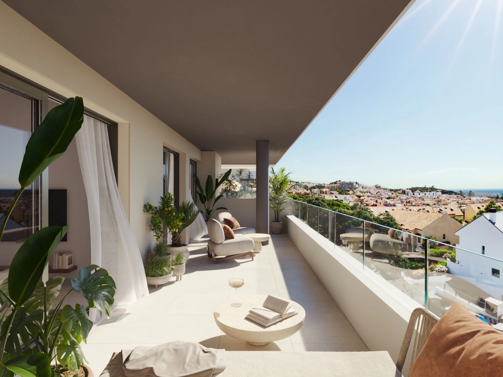 Rummelige private terrasser tilbyder en fantastisk udsigt over Fuengirola og Middelhavet.