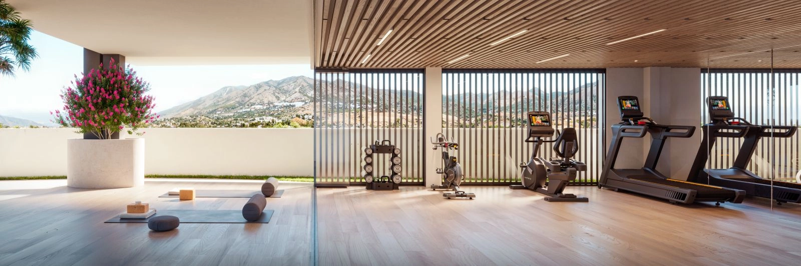 Det topmoderne fitnesscenter og wellnessområde tilbyder inspirerende udsigt over bjergene.