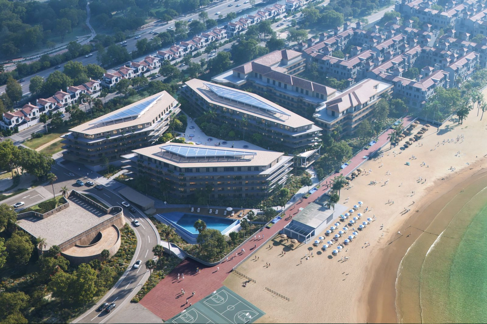 Et fugleperspektiv, der viser bebyggelsens førsteklasses beliggenhed ved stranden og moderne arkitektur.