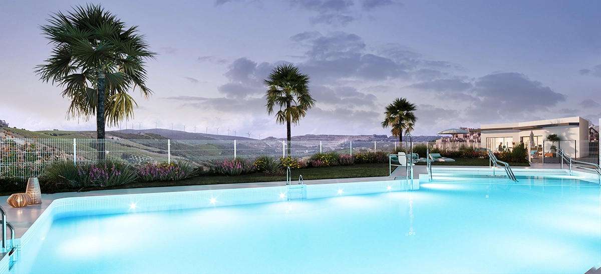 Den fælles swimmingpool tilbyder en rolig ramme for afslapning, omgivet af smukt anlagte haver.