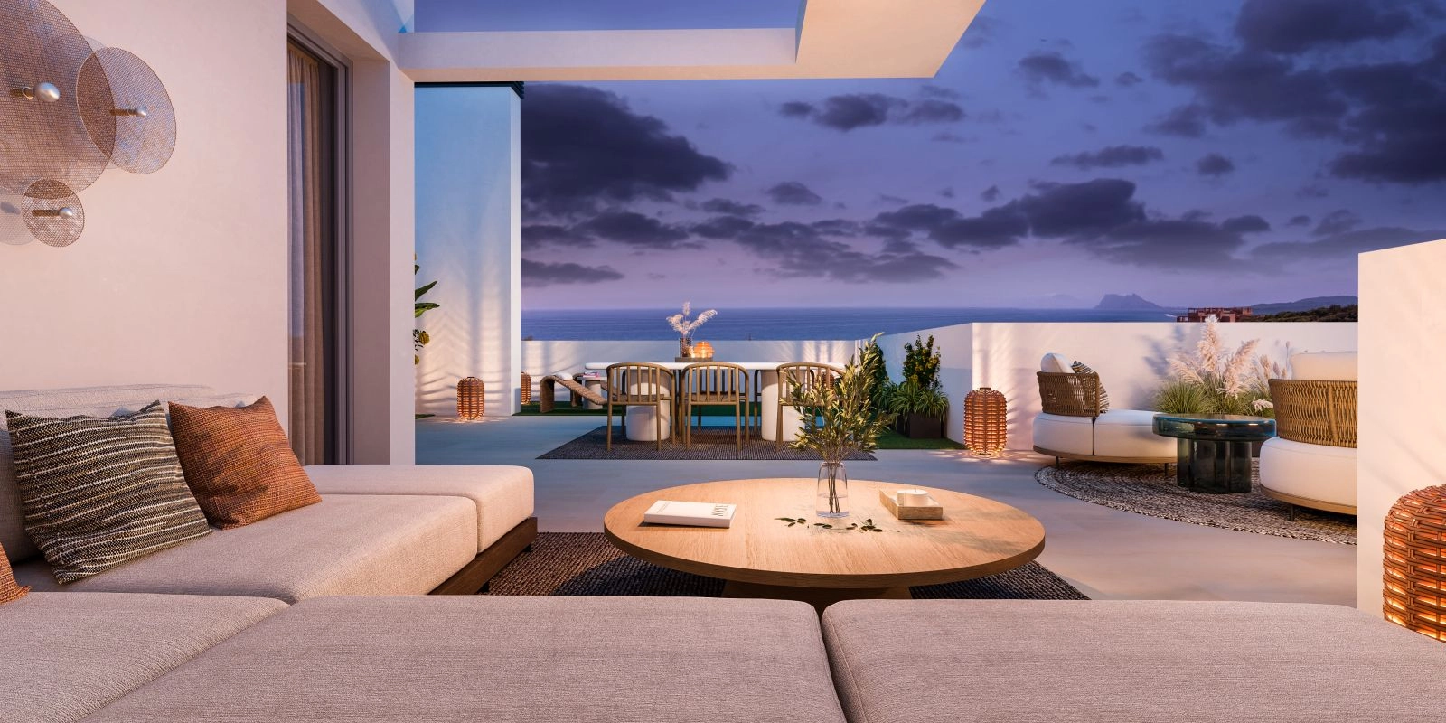 Din private terrasse, en perfekt ramme for uforglemmelige aftener med udsigt over havet, Gibraltar og Afrika.