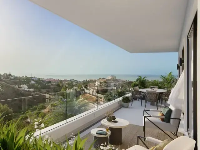 Rummelige private terrasser tilbyder en perfekt plads til afslapning og nydelse af det smukke vejr på Costa del Sol og havudsigten.