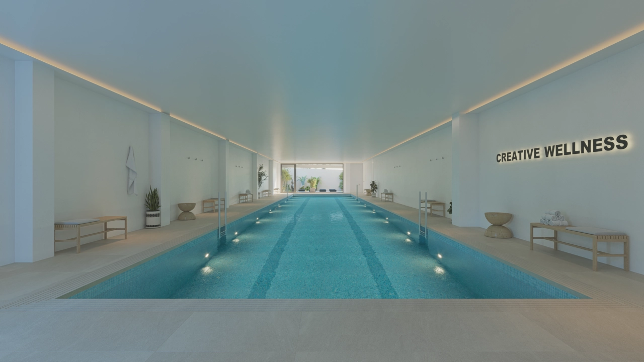 Den opvarmede indendørs swimmingpool giver mulighed for at nyde den året rundt, uanset årstiden.