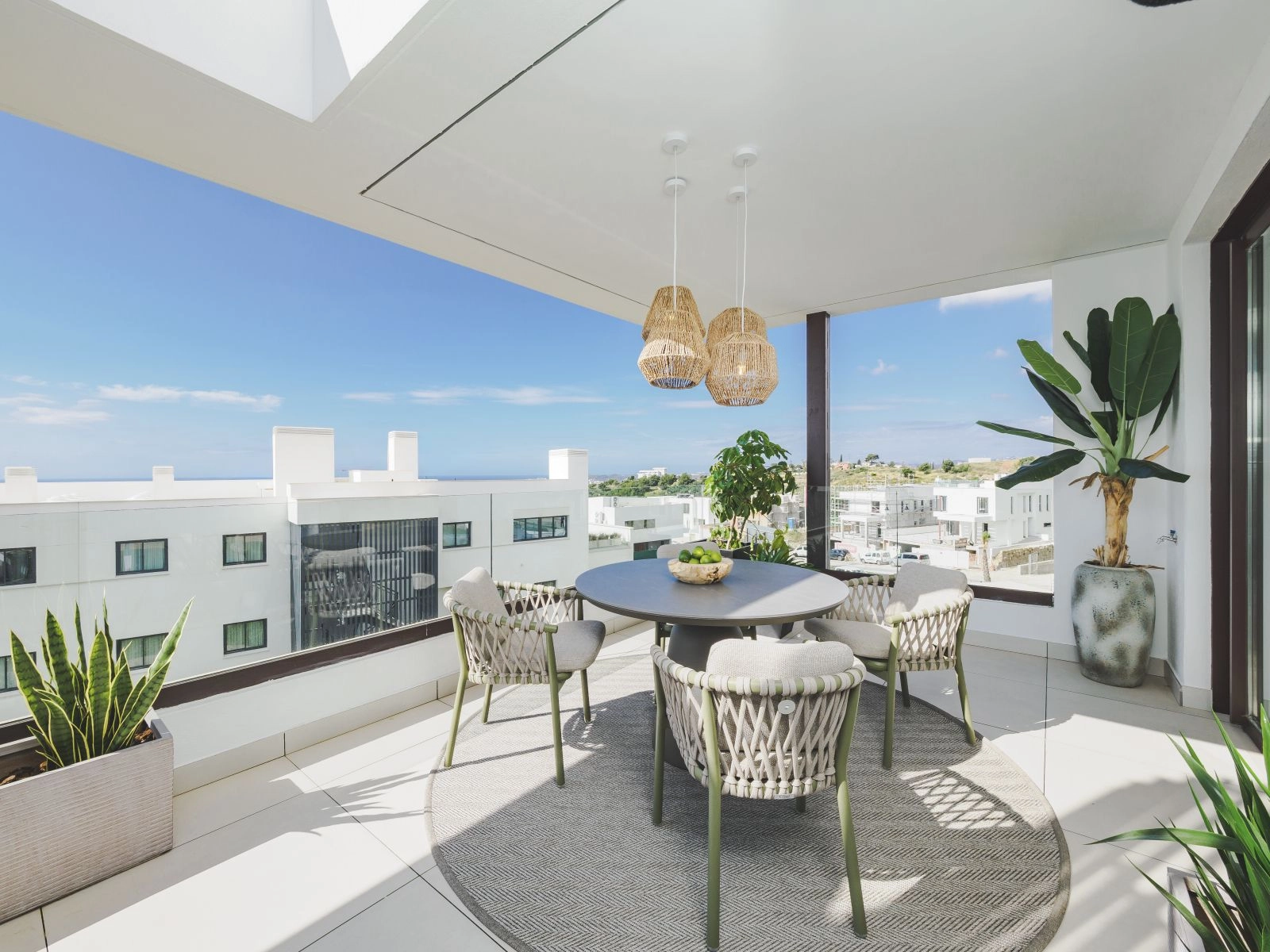 Spis middag med venner og familie på din rummelige terrasse, mens du nyder panoramaudsigt over Middelhavet.