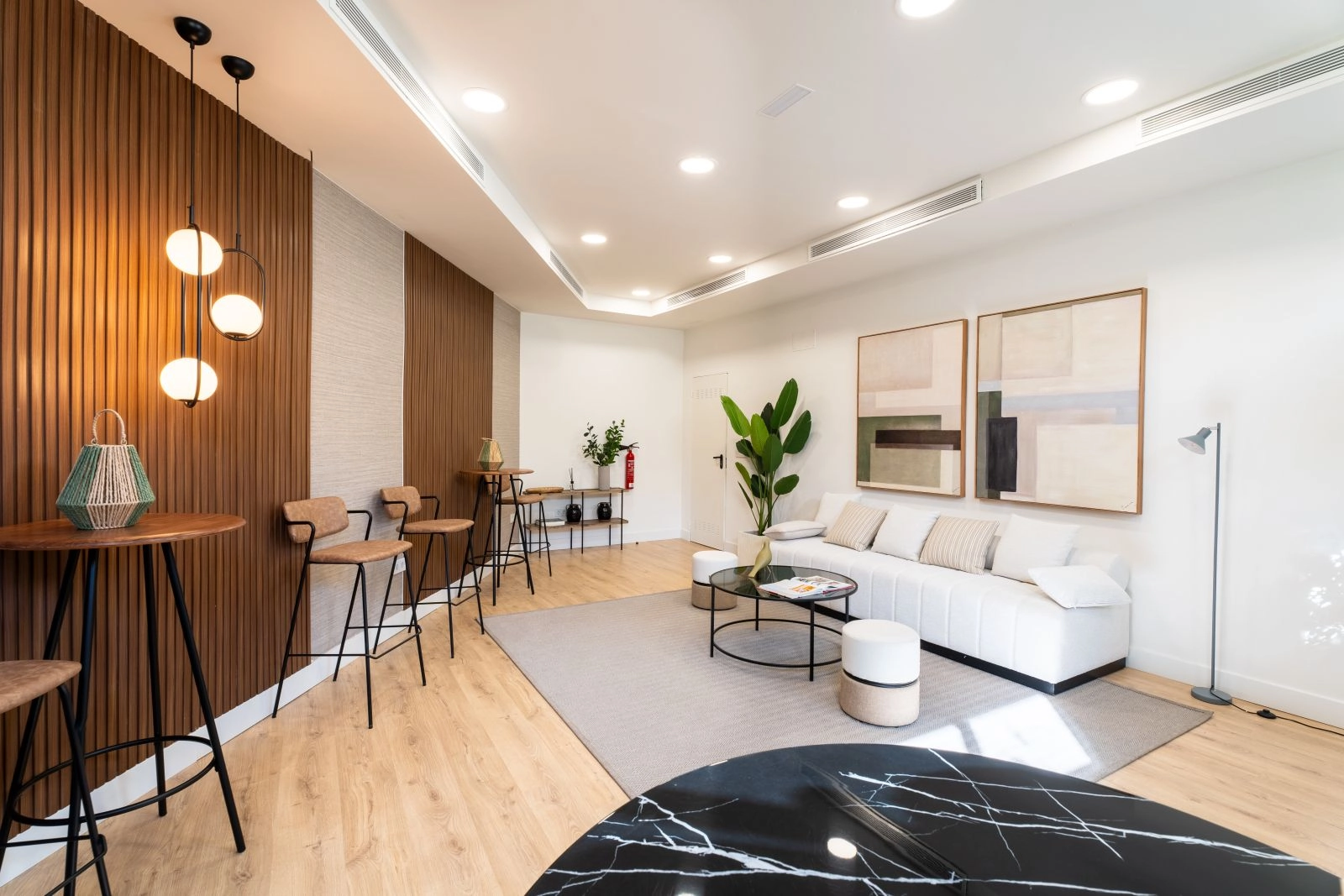Et stilfuldt co-working space tilbyder et fleksibelt og praktisk område til professionelle aktiviteter.
