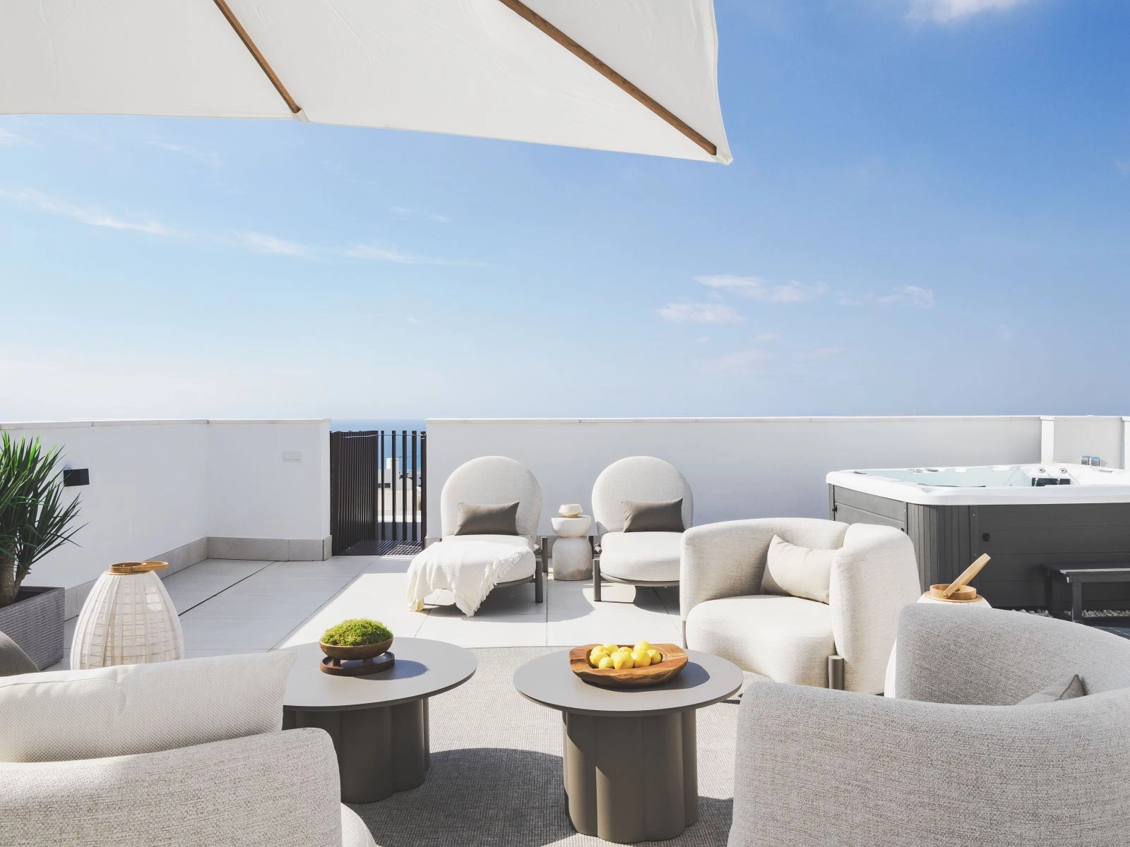 Tagterrassens solarium tilbyder et privat område til solbadning og afslapning med en utrolig udsigt over Costa del Sol.