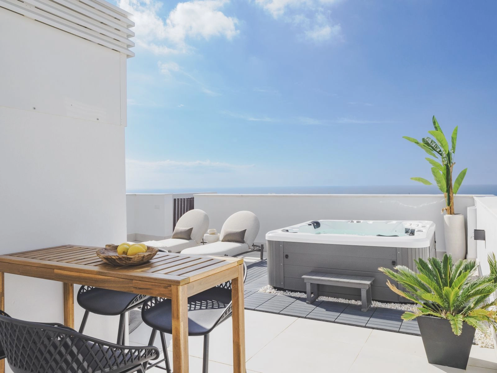 Penthouse-terrasserne inkluderer en moderne jacuzzi, perfekt til afslapning under den spanske sol.