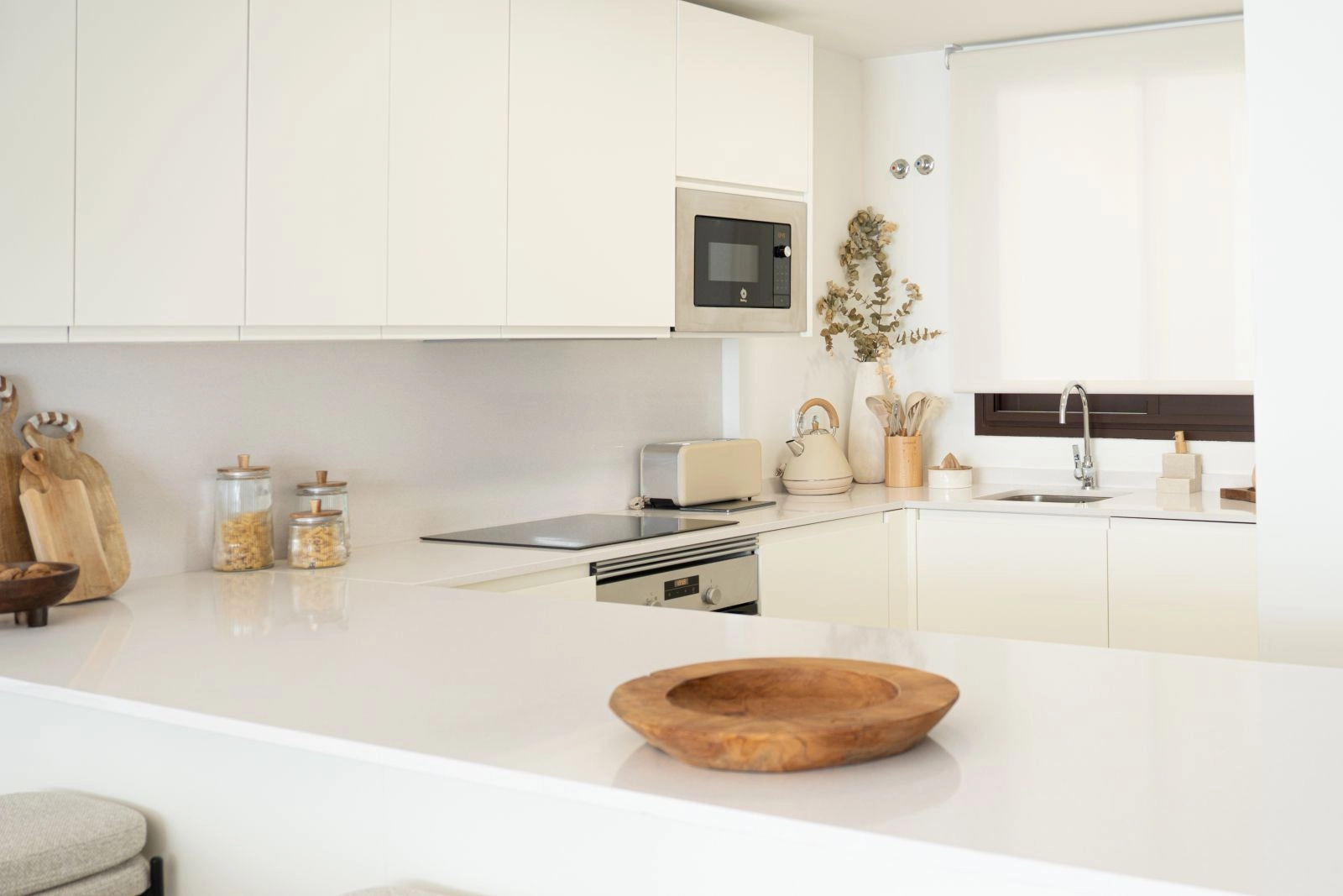 Et elegant, moderne køkken fuldt udstyret med avancerede hårde hvidevarer, perfekt til både hverdag og underholdning.