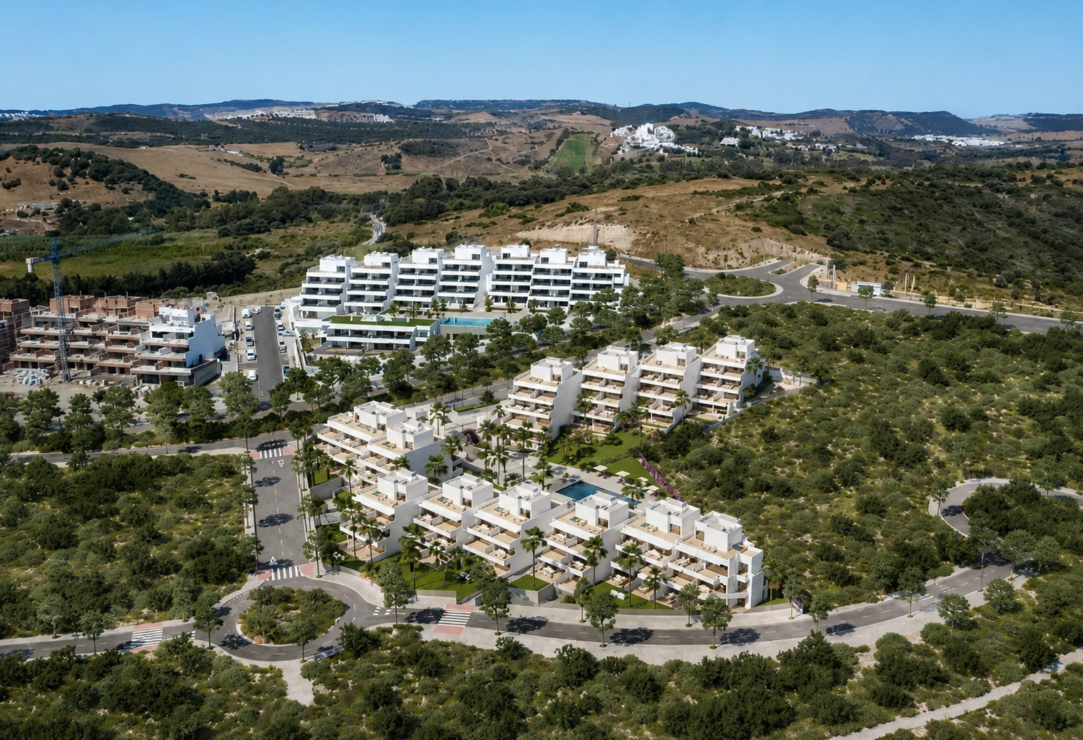 En luftfoto af bebyggelsen, der viser dens moderne arkitektur og integration med Costa del Sols naturlige landskab.
