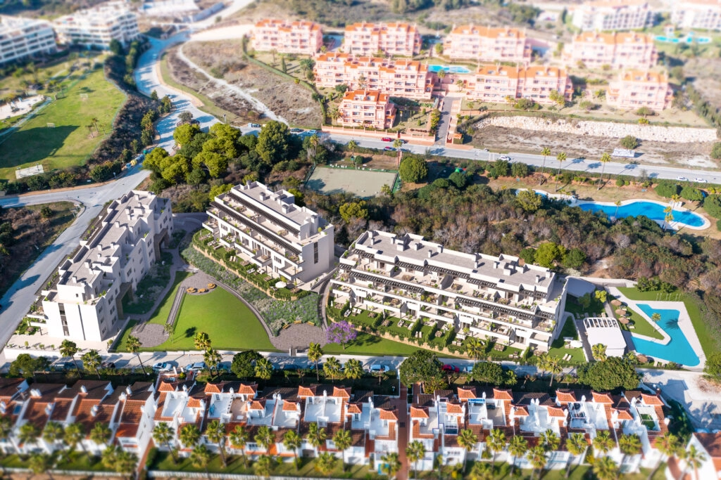 Et luftfoto af det moderne boligkompleks, perfekt integreret i Costa del Sols grønne landskab.