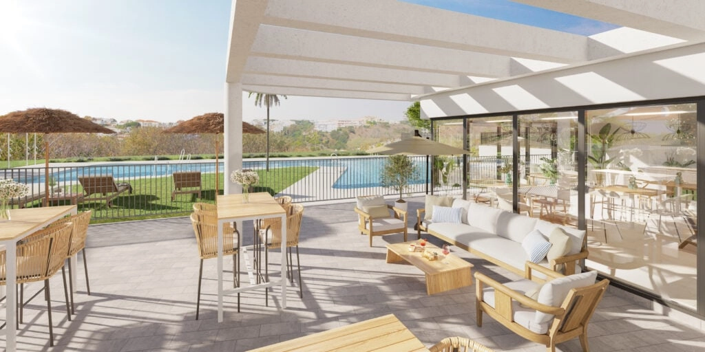 Terrassen ved poolen og loungeområdet skaber en perfekt ramme for afslapning i den spanske sol.