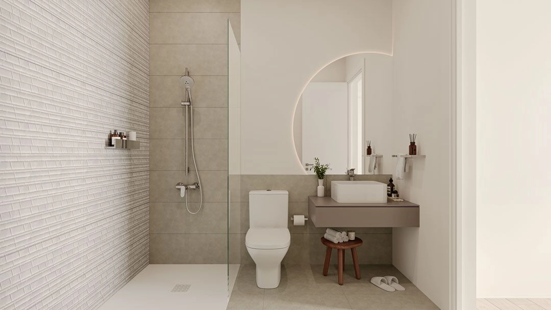 Et elegant badeværelse med moderne armaturer og materialer af høj kvalitet for en spa-lignende følelse.