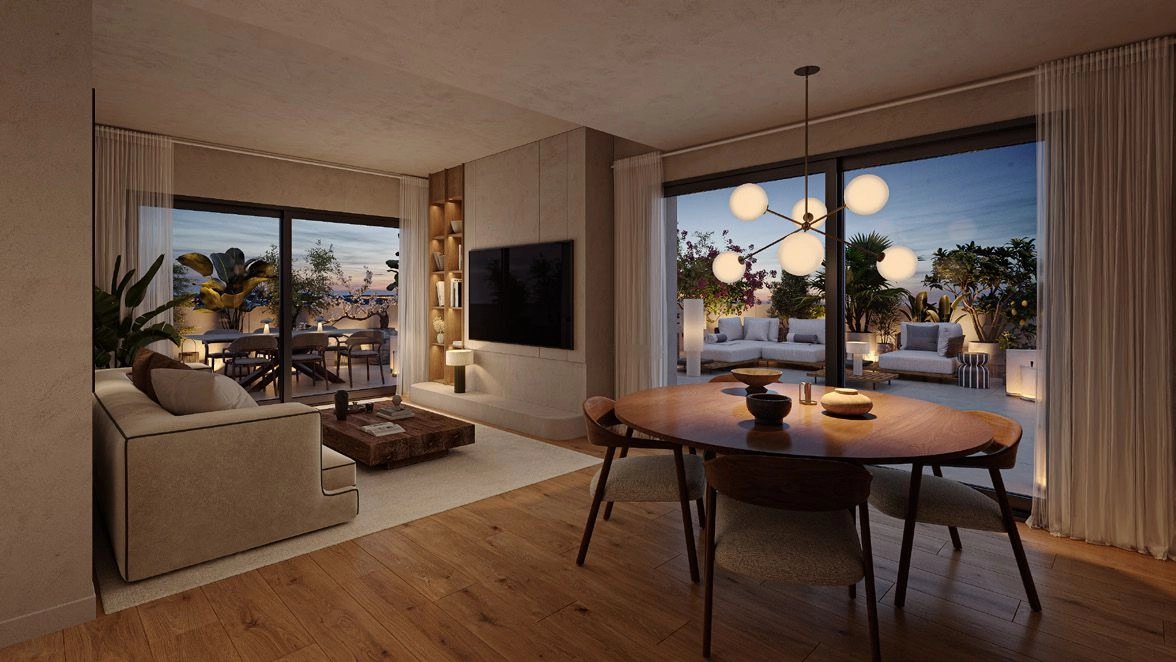 Elegante opholdsrum flyder problemfrit ud på terrassen, fyldt med naturligt middelhavslys.