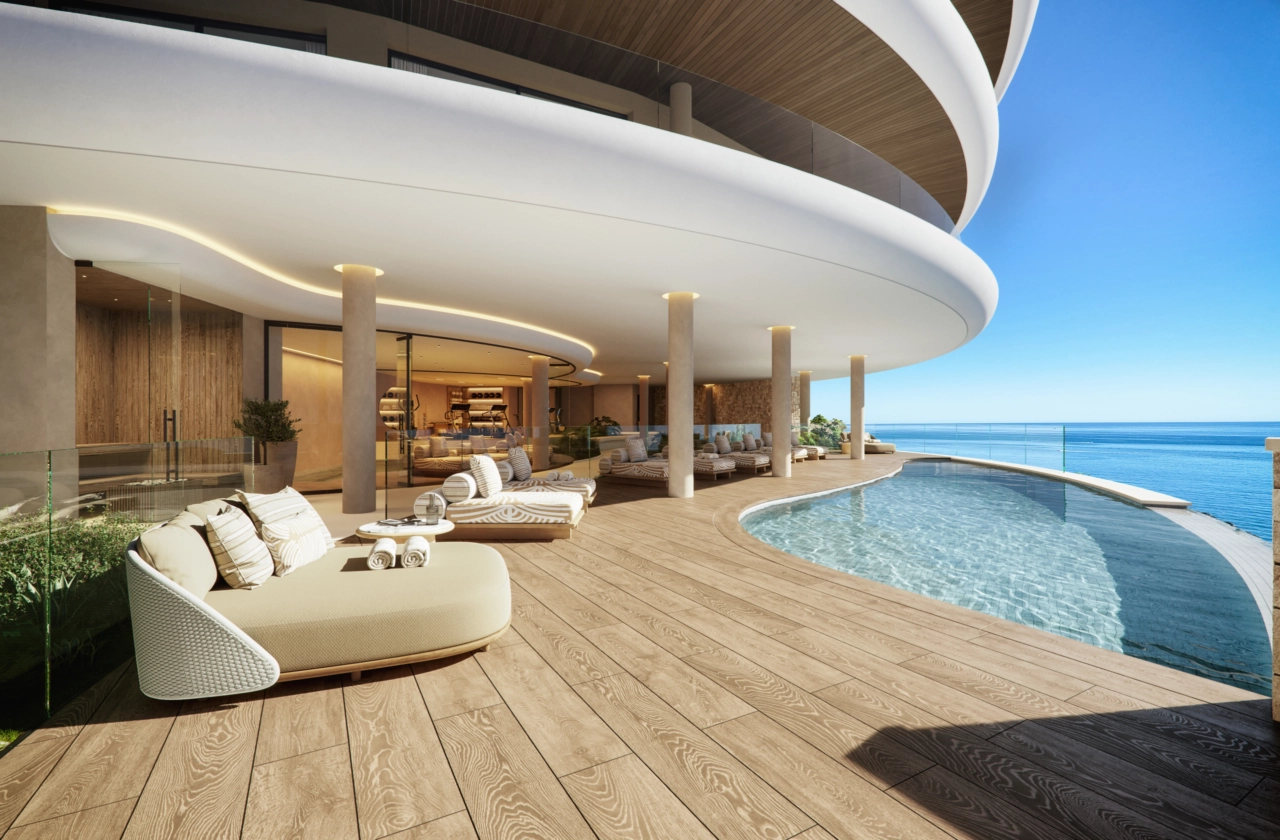 Det elegante fælles infinity-poolområde, en perfekt oase for afslapning, mens du nyder den uendelige havudsigt.