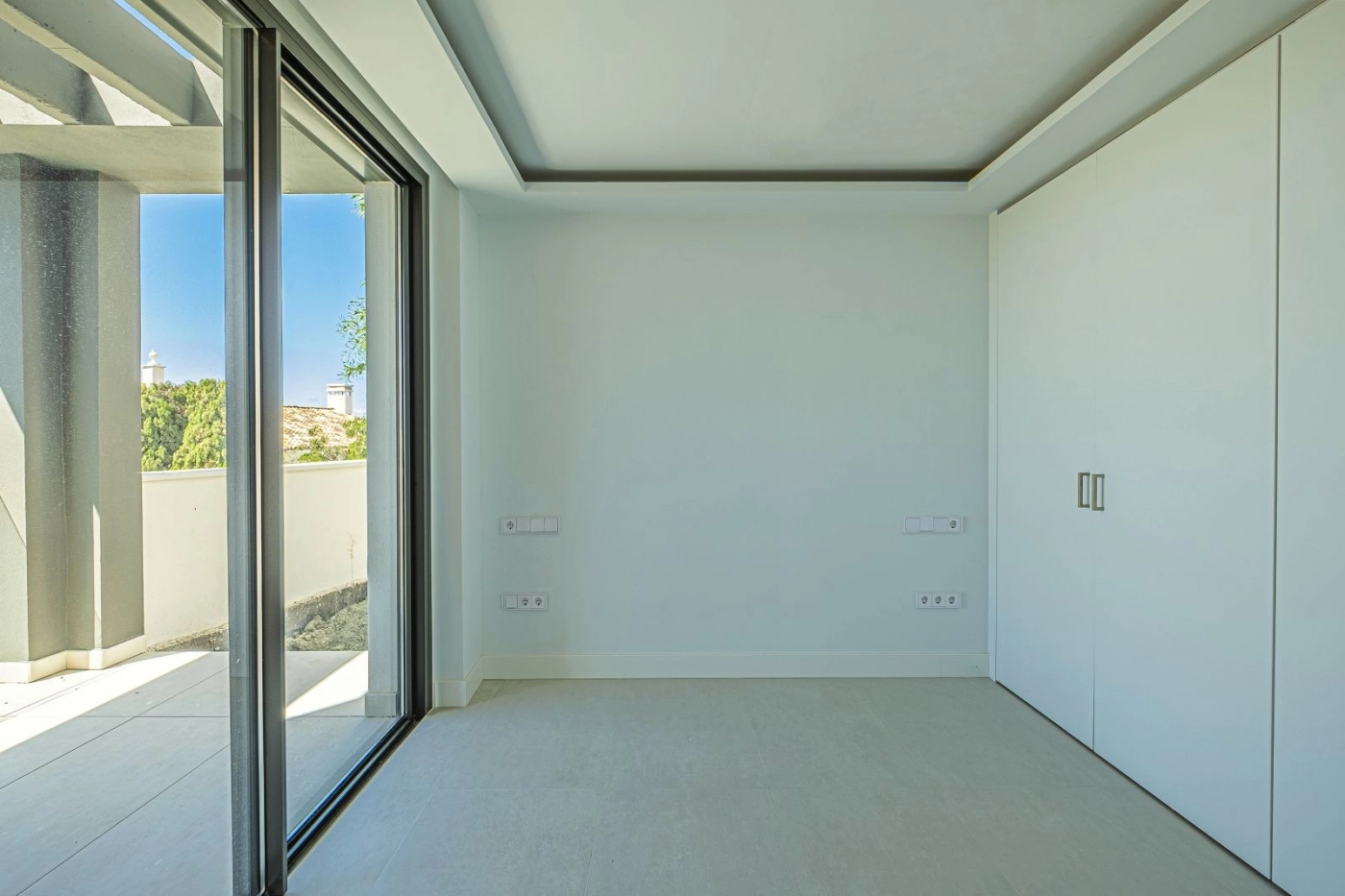 Hvert soveværelse er designet til komfort, med rigelig plads, naturligt lys og adgang til terrasser.