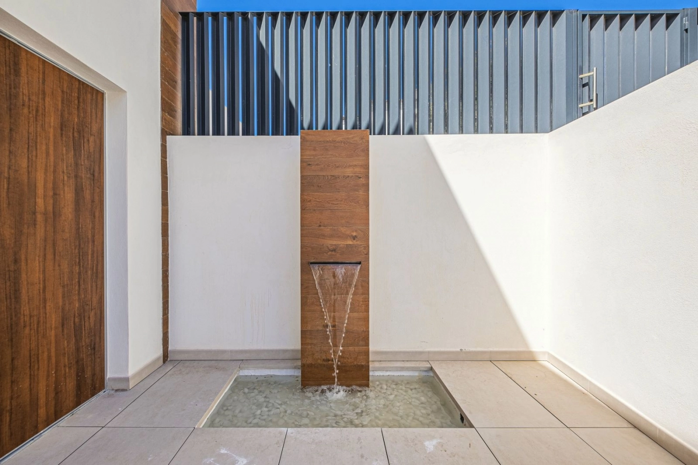 Et roligt springvand i Zen-stil byder dig velkommen ved indgangen og skaber en følelse af fred og ankomst.