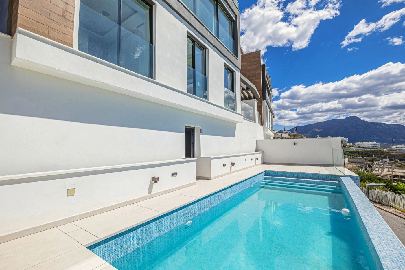 Din private infinity-pool er en perfekt oase til afslapning, mens du nyder det spanske klima.