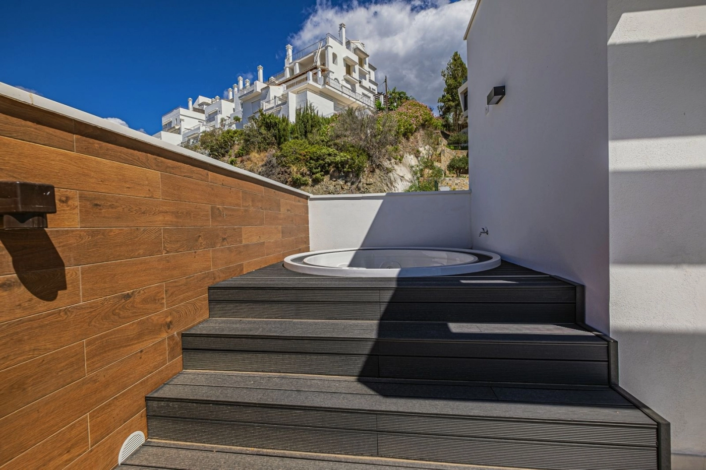 Slap af i tag-jacuzzien, et privat fristed med fantastiske naturlige omgivelser.