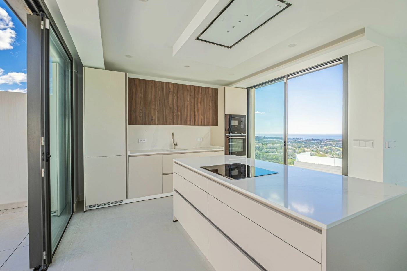 Et topmoderne køkken, designet til både funktionalitet og stil, med premium hårde hvidevarer.