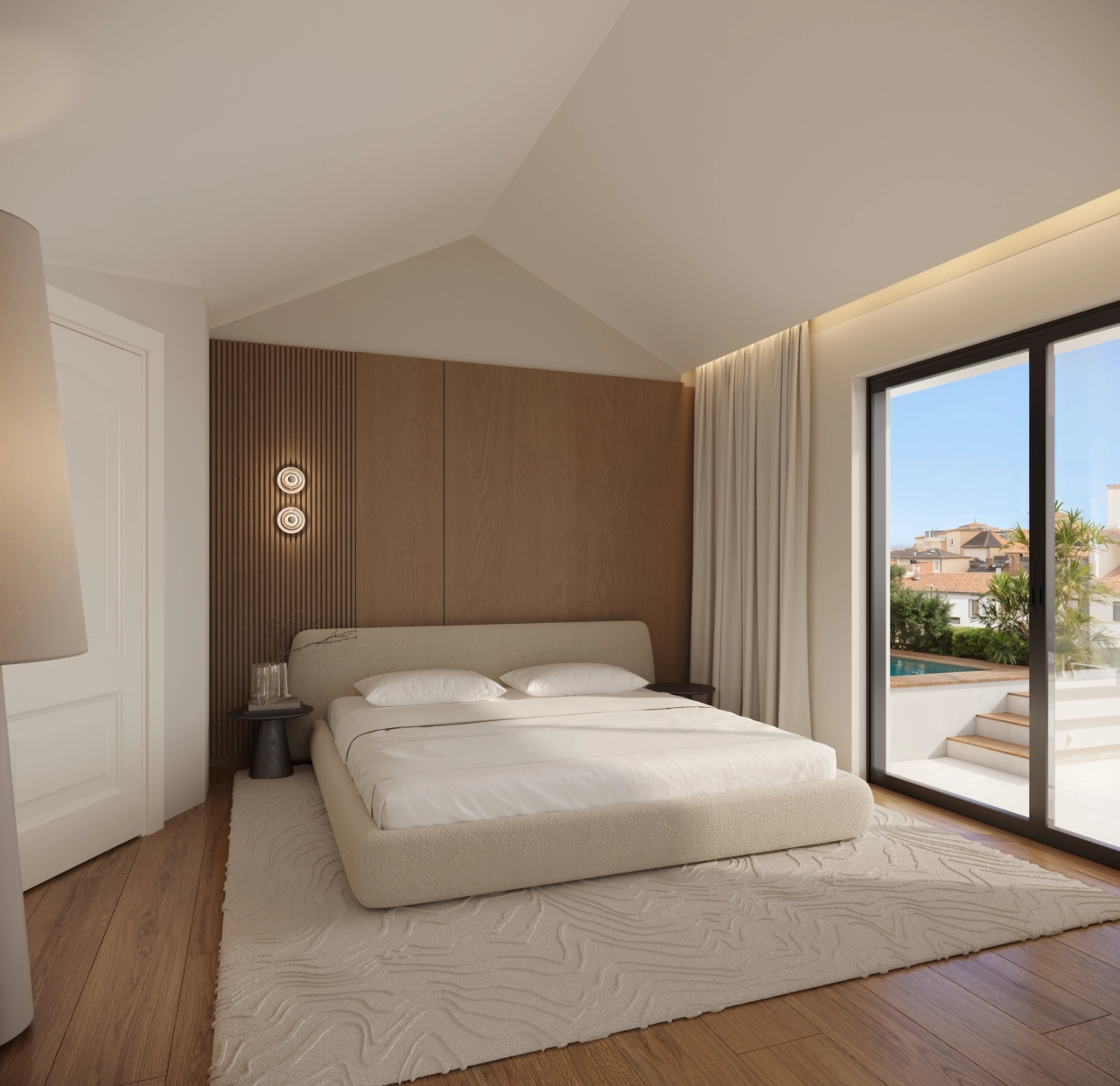 Det lyse penthouse soveværelse åbner ud til en solrig terrasse med en privat minipool.