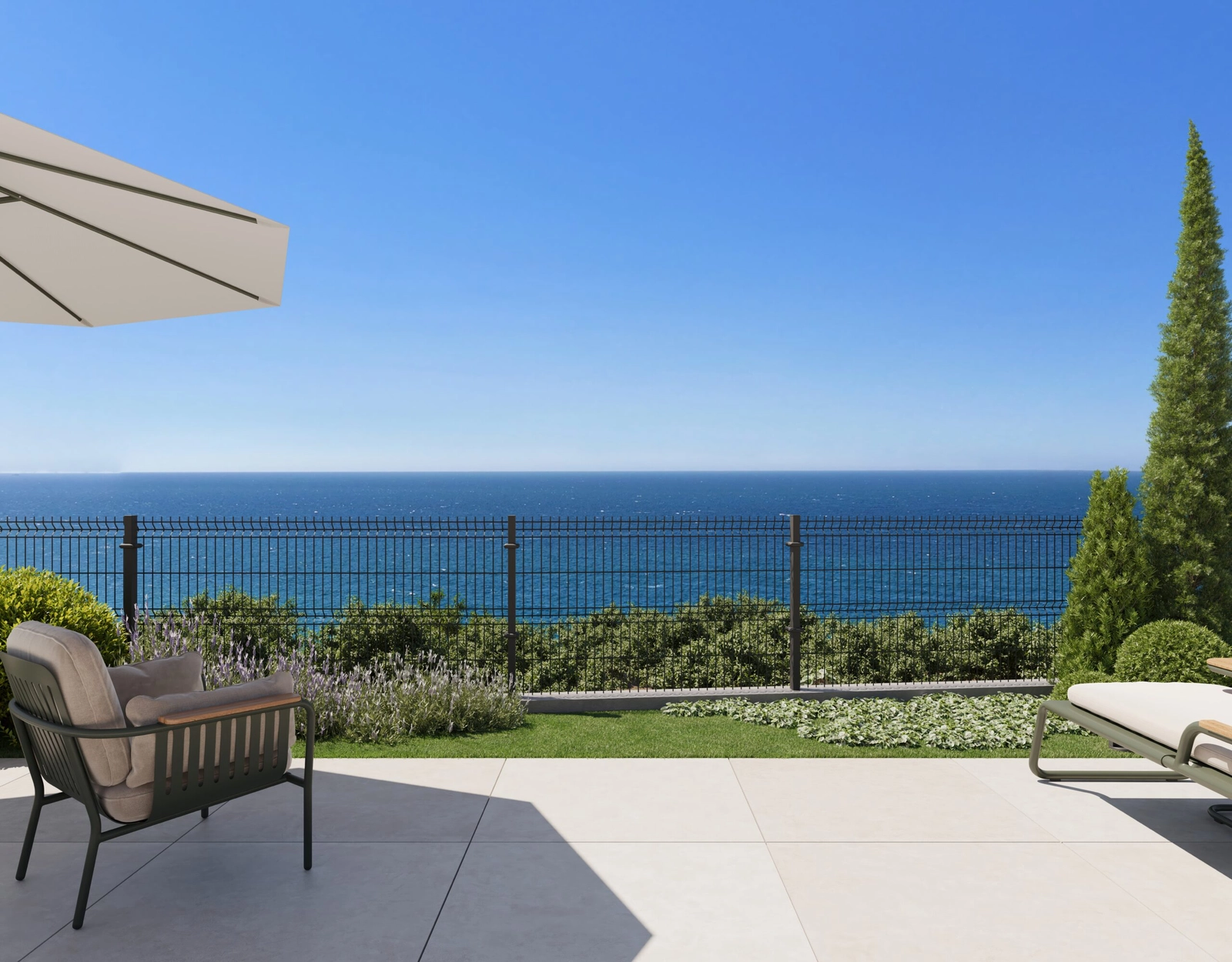 Et fredfyldt hjørne i din private have, omgivet af smuk anlægsgartneri med havet i baggrunden.