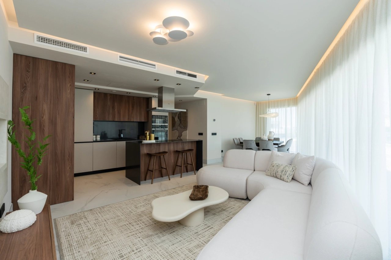 Moderne interiør med materialer af høj kvalitet og et design, der maksimerer naturligt lys og rum.