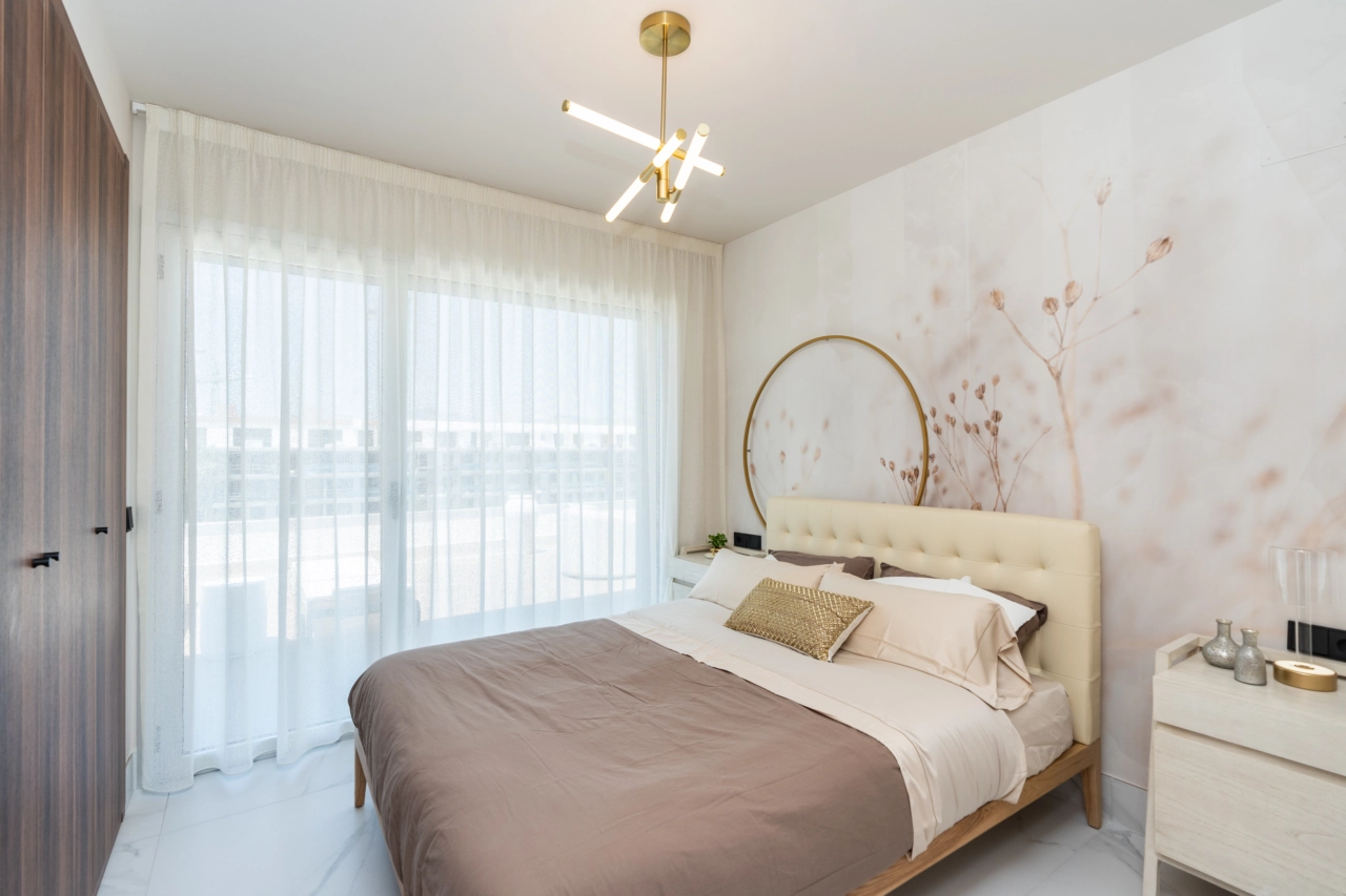 Hvert soveværelse er et fredfyldt fristed, gennemtænkt designet med komfort og ro for øje.