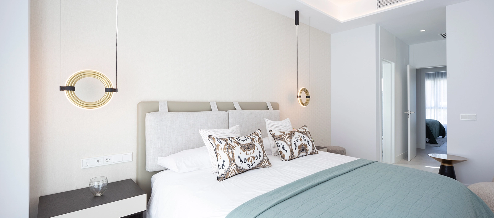 Elegante soveværelser tilbyder et fredfyldt tilflugtssted med roligt design og materialer af høj kvalitet.