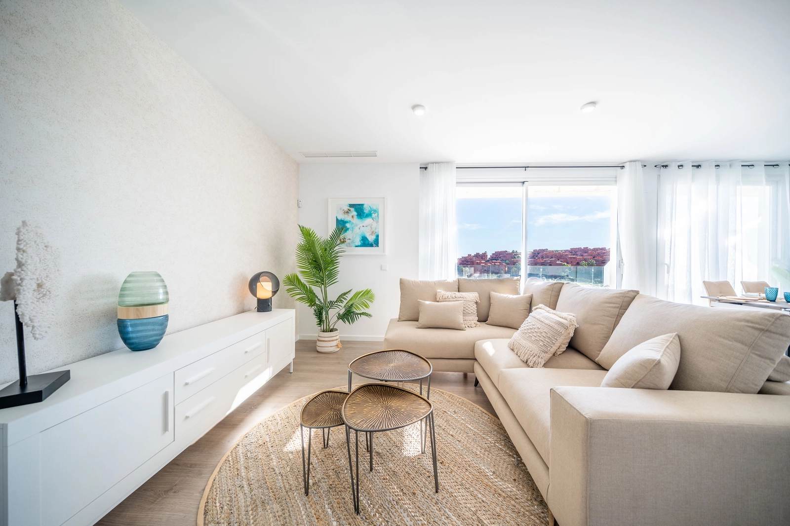 Det rummelige og lyse opholdsområde, designet til komfort og moderne livsstil, åbner ud til en privat terrasse.