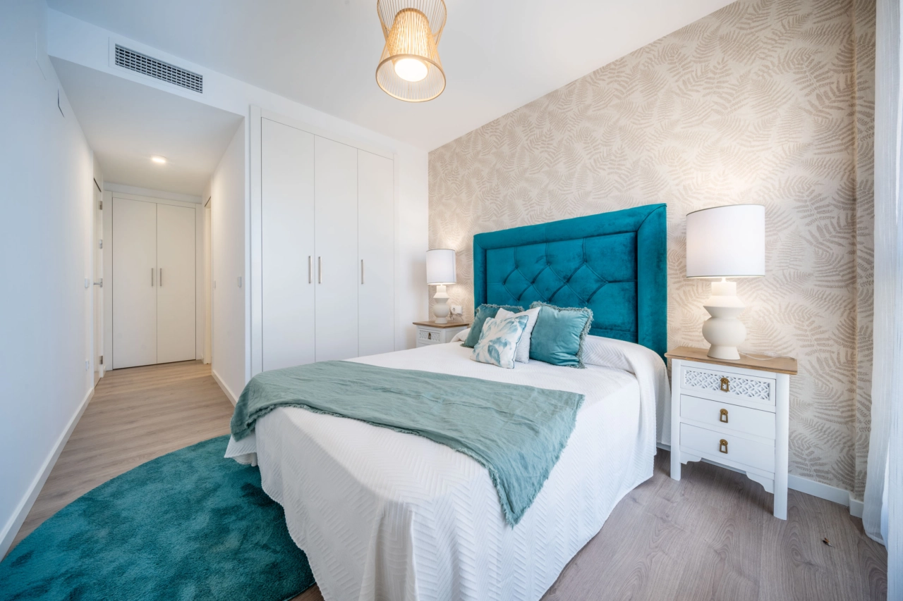 Hovedsoveværelset tilbyder et roligt tilflugtssted, med elegant design og masser af naturligt lys.