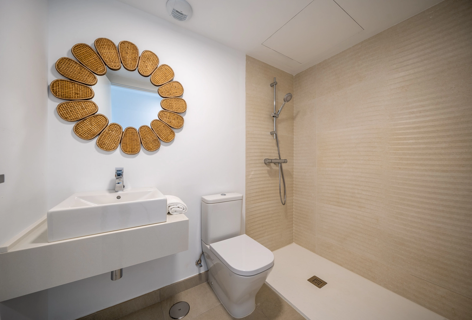 Et moderne badeværelse med armaturer af høj kvalitet og et rent, minimalistisk design for ultimativ afslapning.