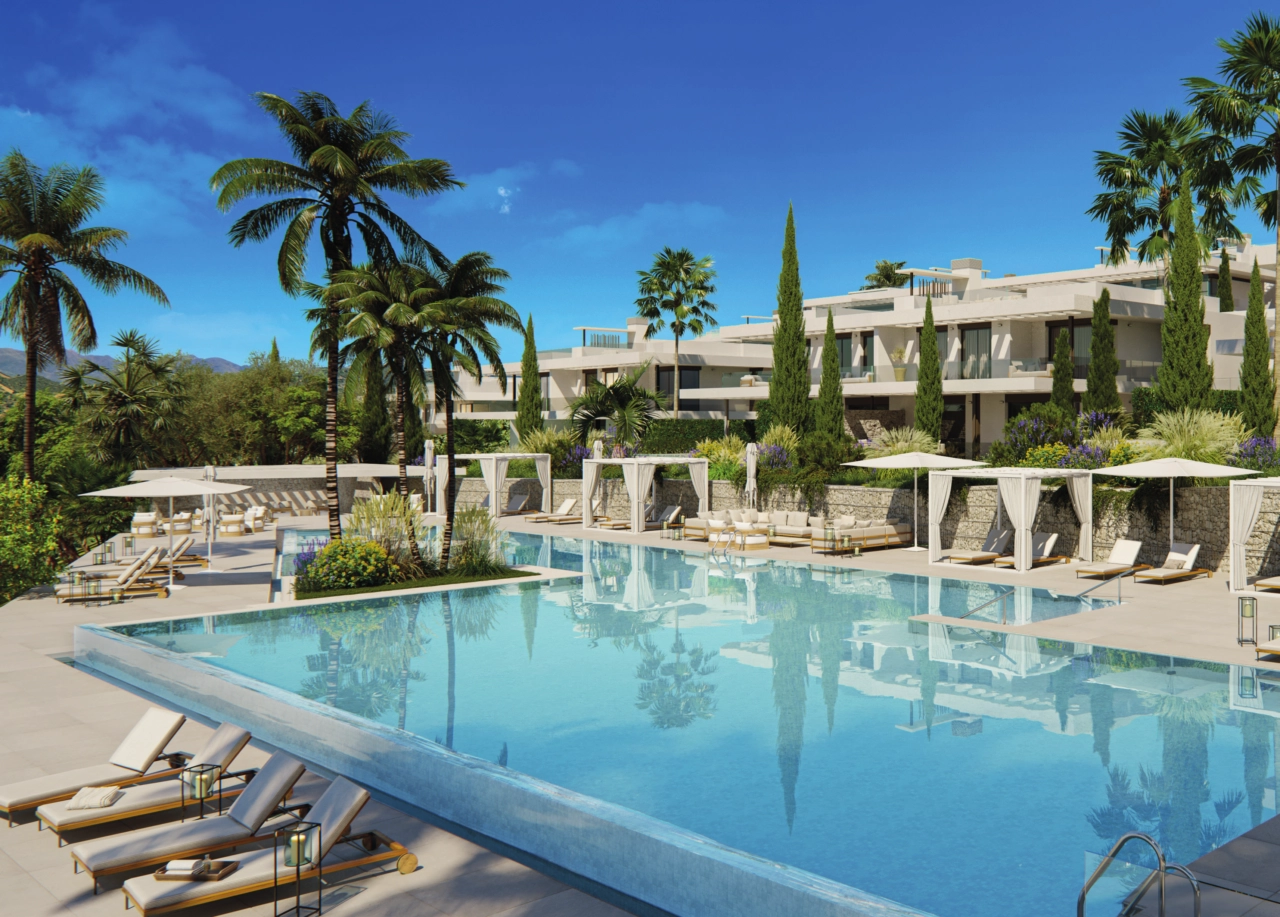 Slap af ved en af de fantastiske fælles swimmingpools, omgivet af frodige haver.