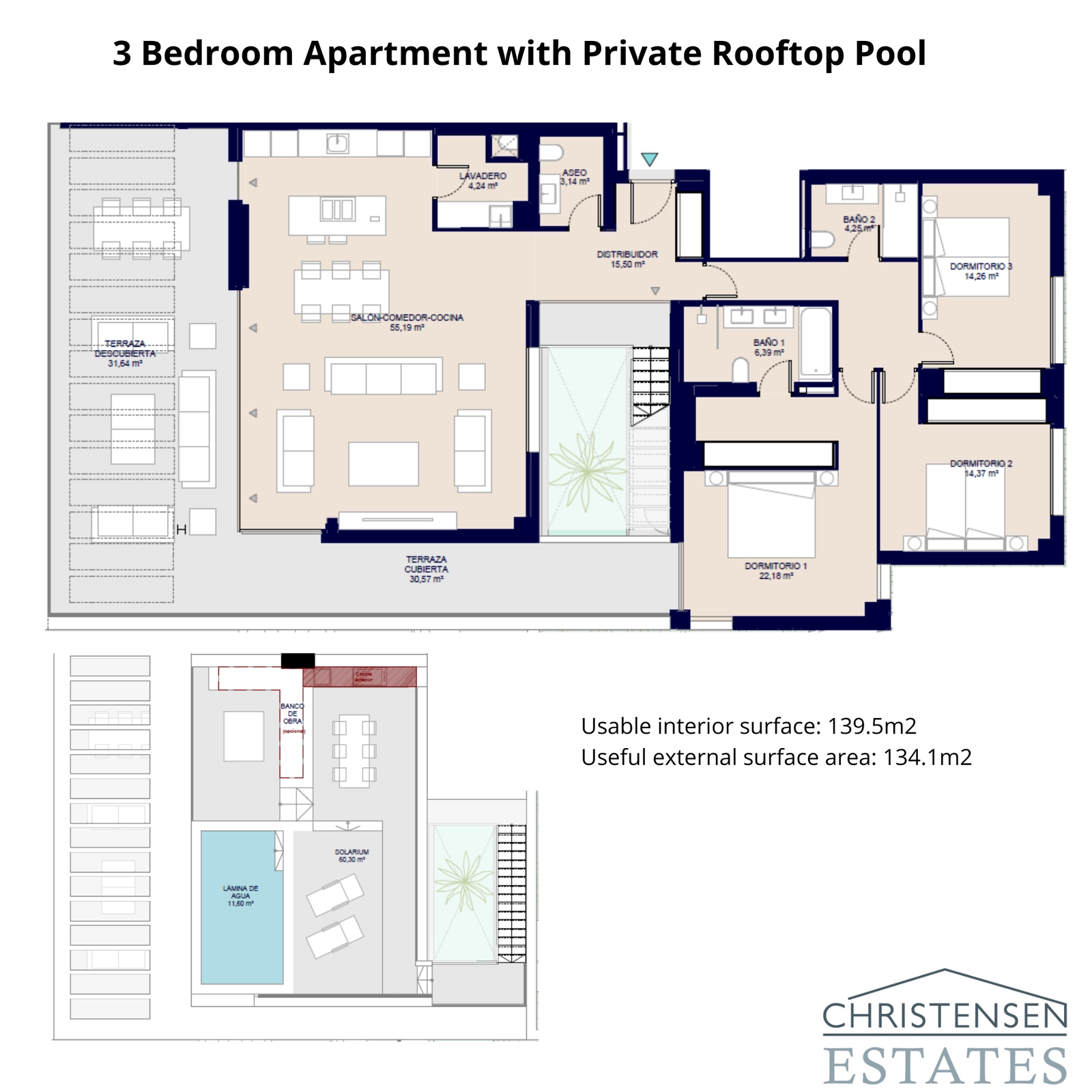Layoutet for denne tre-værelses bolig inkluderer et stort tagterrasse-solarium med en privat pool, perfekt til at nyde solen.