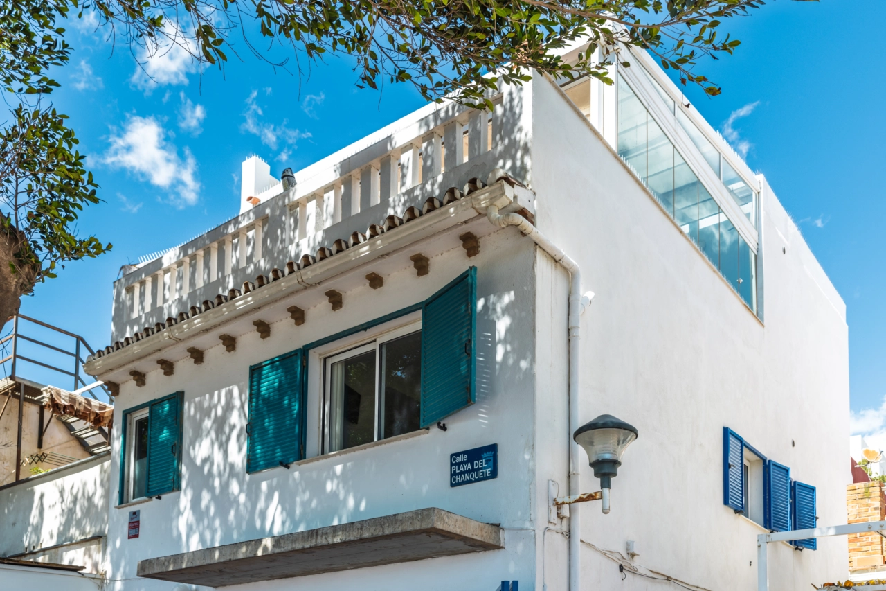 En udsigt over ejendommens unikke arkitektur og førsteklasses beliggenhed.