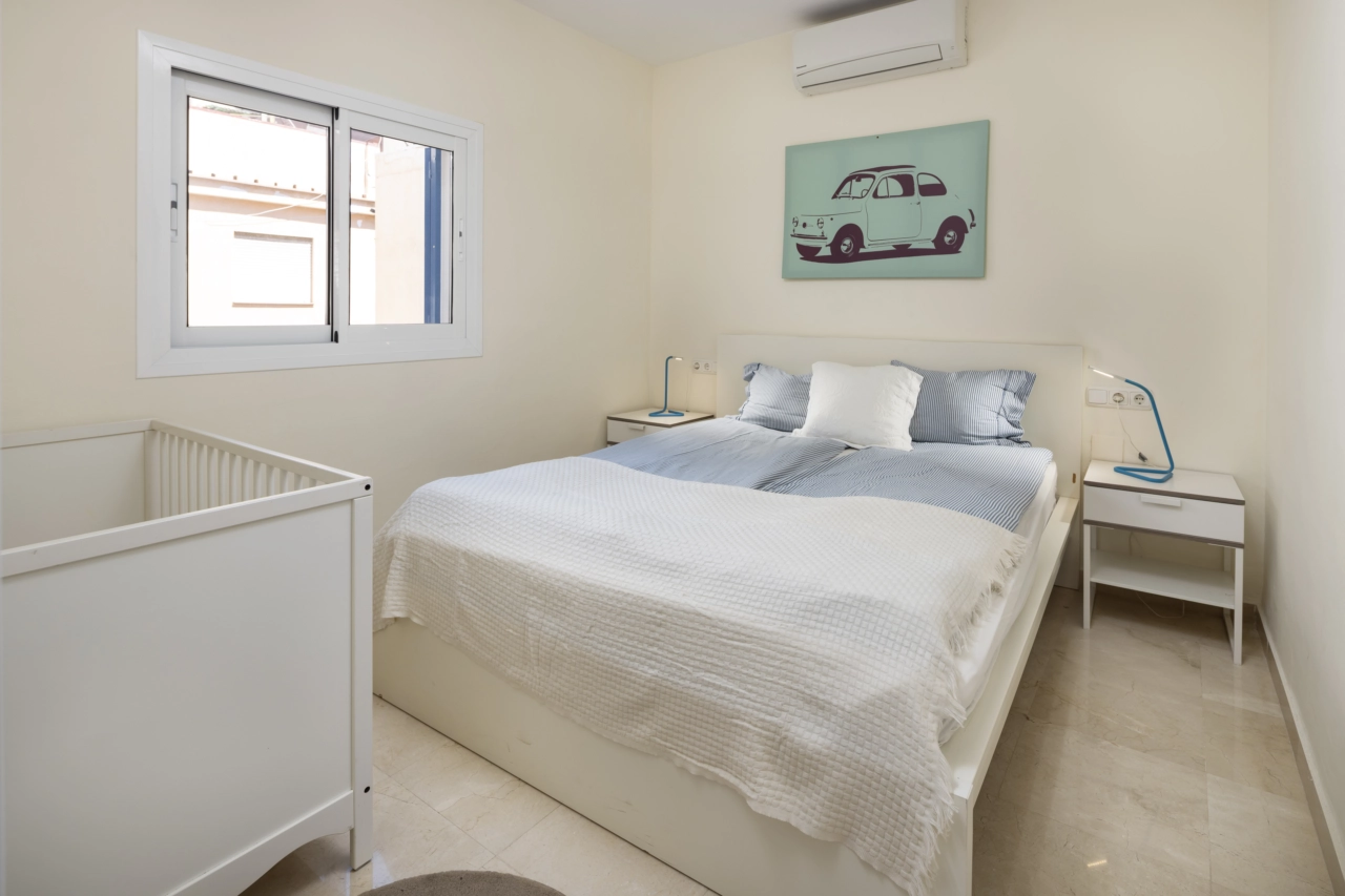 Dette lyse og indbydende soveværelse er perfekt til familie eller gæster.