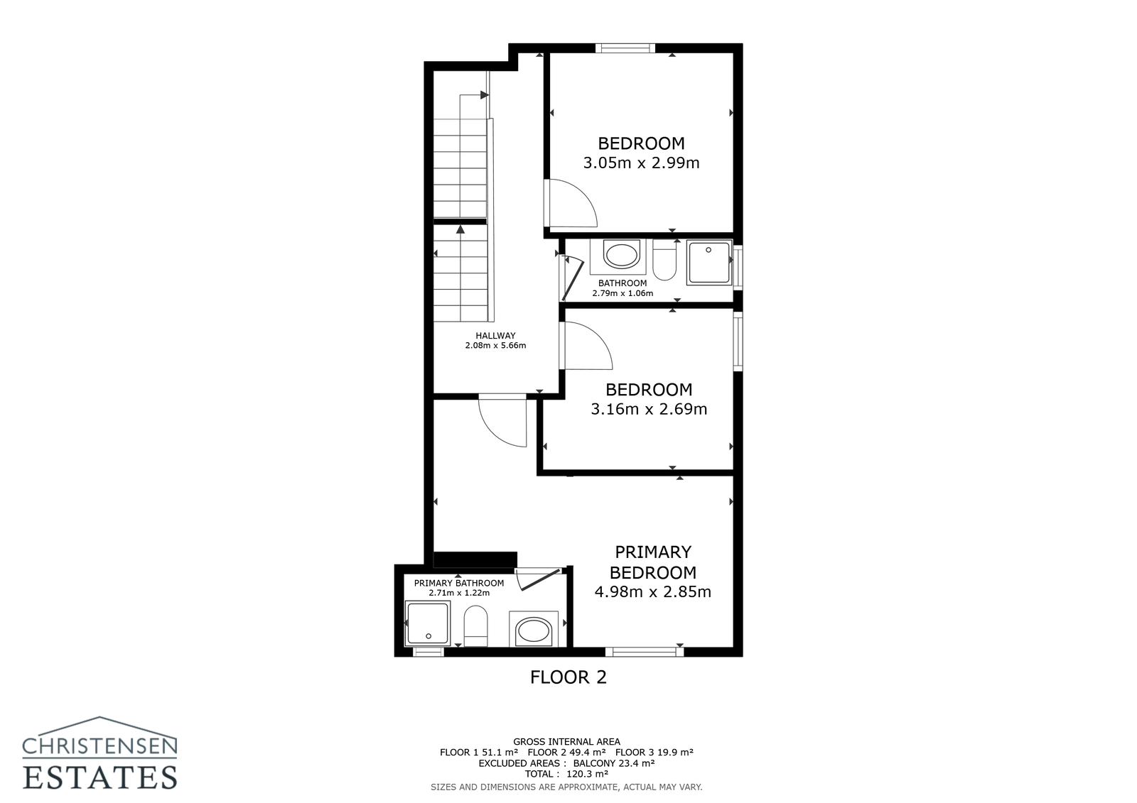 Første sal er dedikeret til hvile, med tre velindrettede soveværelser, herunder hovedsuiten med eget badeværelse.