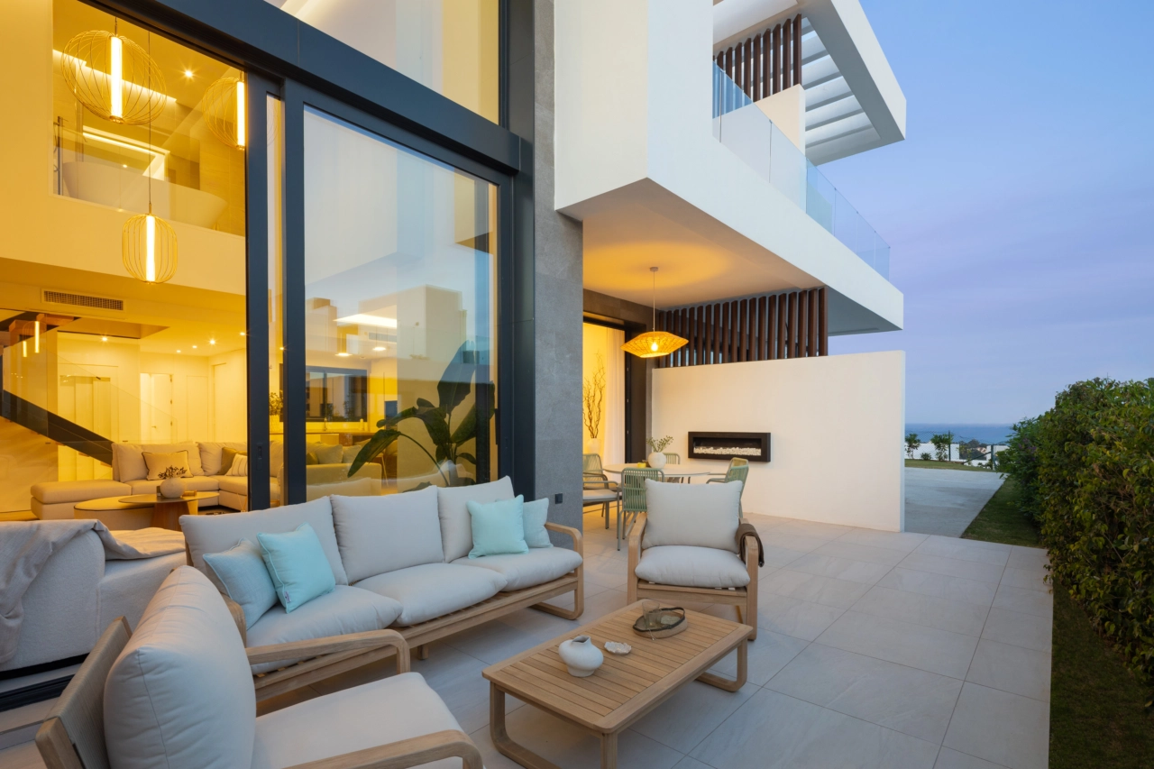 Tilbring en afslappende aften på den private terrasse, komplet med en moderne bioethanolpejs.