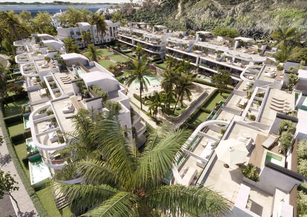 En forhøjet udsigt over The Palms, der viser den unikke arkitektur og frodige, grønne omgivelser i dette eksklusive Estepona-projekt.