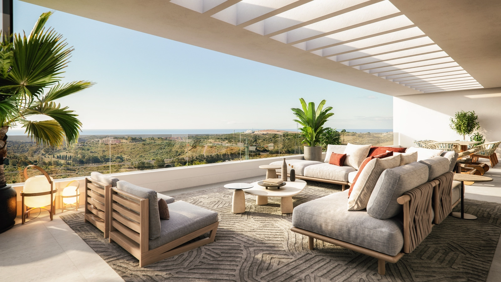 Rummelige private terrasser tilbyder panoramaudsigt over Middelhavskysten.