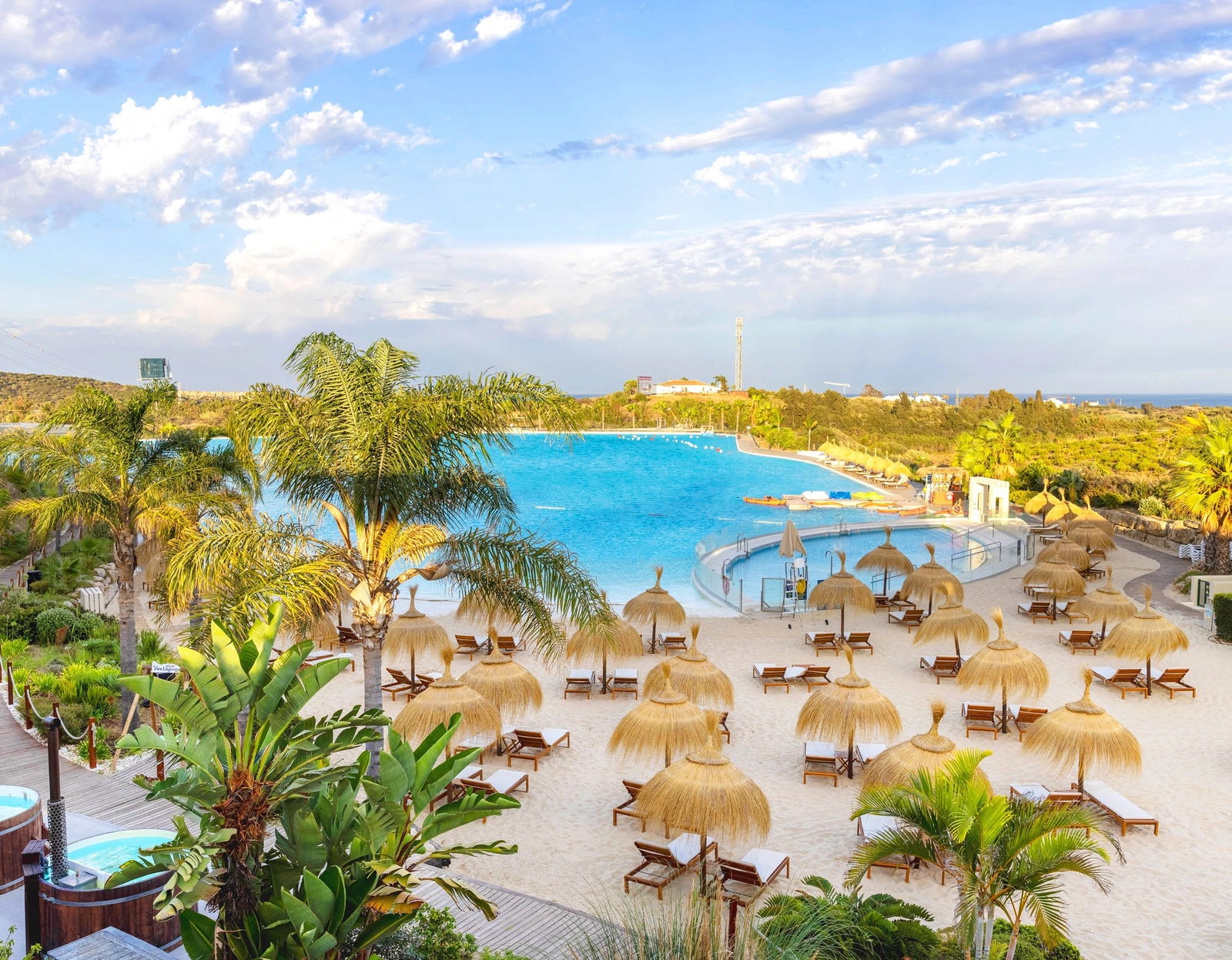 Slap af på den eksklusive krystallagunes sandstrande, en unik funktion på Costa del Sol.