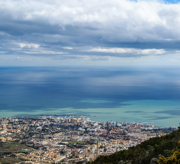 Nyd betagende panoramaudsigt over Middelhavet og Costa del Sol-kystlinjen fra dit hjem.