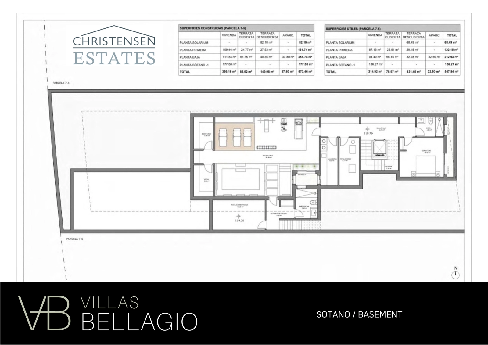 Kælderniveau: Denne etage er dedikeret til velvære med et rummeligt spa, fitnessrum og ekstra opholdsrum for komplet afslapning og underholdning.