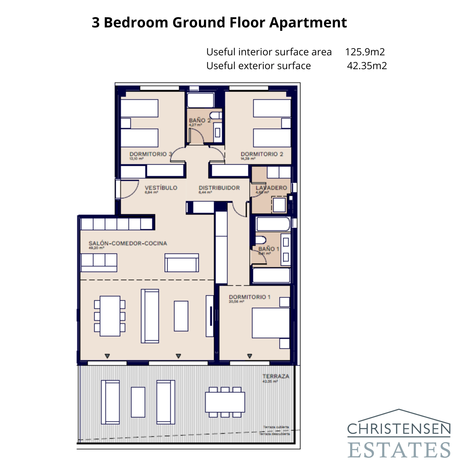 En rummelig treværelses indretning i stueetagen, der tilbyder sømløst inde-ude liv og rigelig plads.